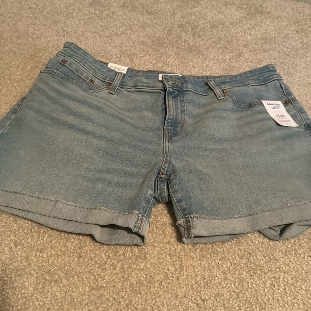 NWT Levi’s mid-rise shorts size 14